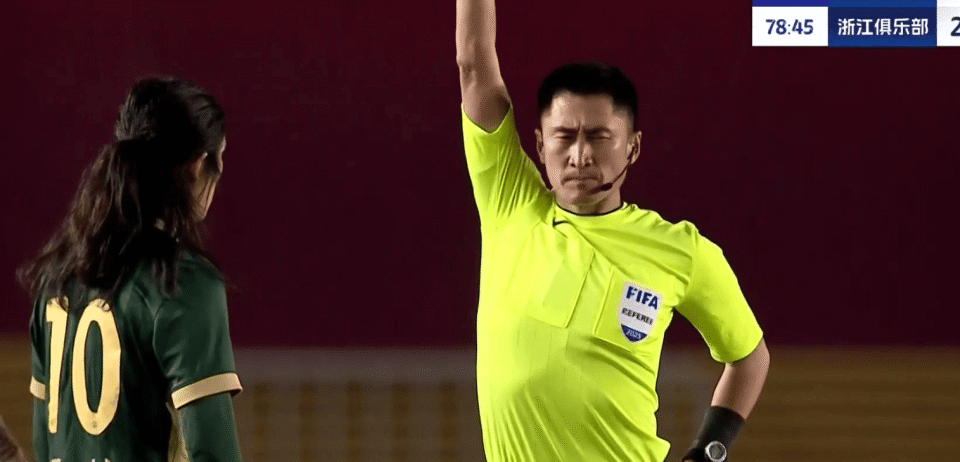 徐毅疯狂吐, 嘲讽语气说, 女神像或者